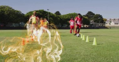 İki futbolcu spor antrenmanına katılıyor, biri külahta salya akıtıyor ve diğeri alev aurasıyla savruluyor. Atletik, fitness, çeviklik, enerjik, rekabetçi, modern, dinamik