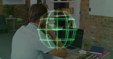 Yazılım geliştiricisi dizüstü bilgisayara yoğunlaşıyor ve analiz için kaydırma kodu olan 3 boyutlu bir küre yaratıyor. Gelecekçi, yenilikçi, teknoloji, dijital, arayüz, görselleştirme, ağ