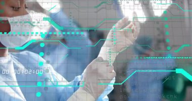 Eldivene uzanmak, cerrahi hemşirenin kelepçeyi çekmesi, HUD kaplamasına göre ayarlama ameliyatı. Tıbbi, sağlık, klinik, hijyen, profesyonellik, steril, teknoloji