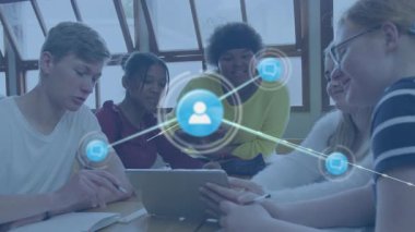 Öğrenci tıklama tableti ekranı çalışma oturumu için notlar alırken ağ örtüşmesi. İşbirliği, teknoloji, eğitim, dijital, takım çalışması, yenilikçi, modern