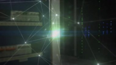 Veri etkinleştirmesini gösteren sunucu raflarında titreşen ağ düğümleri oluşuyor ve yoğunlaşıyor. Teknoloji, bağlantı, dijital, siber güvenlik, altyapı, yenilik, modern