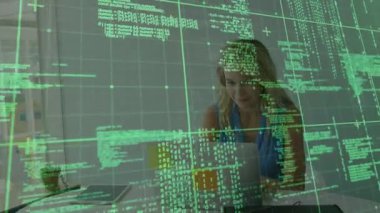 Kadın ev ofisinin daktilo kodunda dizüstü bilgisayarı açarken yeşil kaplama başarıya gülümsüyor. Teknoloji, çalışma alanı, yenilik, dijital, konsantrasyon, yaratıcılık, profesyonel