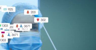 Kadın sağlık çalışanı burun temizleme çubuğu kaldırıyor ve yüzünde uyarı simgeleri oluşuyor. Tıbbi, sağlık, profesyonel, klinik, tanı, uyarı, iletişim