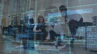 Takım dizüstü bilgisayarın etrafında toplanıyor, planlama için dökümanları düzenliyor ve şemaları işaretliyor. İşbirliği, takım çalışması, beyin fırtınası, yenilik, modernlik, yaratıcı, üretkenlik