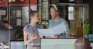 Genç bir kadın tasarım incelemesi için tableti senkronize ederken iş arkadaşının işaret planına katılmak için çerçeveye giriyor. İşbirliği, akıl hocalığı, takım çalışması, modernlik, dijital teknoloji, planlama, iletişim