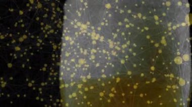 Sıvı tepkiyi gösteren ve düğüm ağının altından sola kayan görünüm girilen konteynır. Fütüristik, teknoloji, veri görselleştirme, dijital, yenilik, soyut, bilim