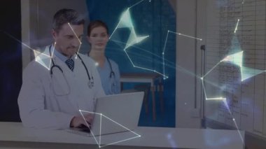 Holografik küreyi etkinleştiren dizüstü bilgisayarı daktilo eden doktor, sağlık hizmetleri çizelgesini gösteren hemşire. Sağlık, işbirliği, dijital, yenilik, takım çalışması, teknoloji, profesyonellik