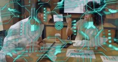 Takım tableti tıklatıyor ve grafikleri gösterirken iş görüşmeleri için turta dilimini vurguluyor. İşbirliği, analitik, ofis, profesyonel, sunum, toplantı, veri