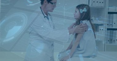 Pediatrik muayene odasına giren doktor kızın kollarını tutuyor ve tıbbi arayüz grafiklerine bakıyor. Sağlık, pediatrik, teknoloji, geleceksel, danışma, destek, tıbbi