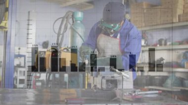 Metal imalatçısı çeliği mengeneye bağlıyor, öğütücüleri çalıştırıyor ve hareketli çubuklarla pürüzsüzleştiriyor. Sanayi, zanaat, güvenlik donanımı, imalat, hassasiyet, atölye, teknik