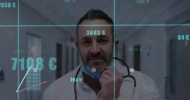 Doktor maskesini indiriyor ve kayışı tutuyor. Hastane koridorunda cyan ızgara ve çubuk grafikleri başlatılıyor. Tıbbi, teknoloji, fütüristik, veri görselleştirme, sağlık, analiz, profesyonel