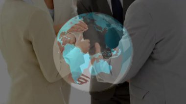 İş adamları tokalaşıyor ve dünyayı birbirine bağlıyor. Birliğin sembolü olarak el ele tutuşuyorlar. Profesyonel, işbirliği, ağ oluşturma, takım çalışması, yenilik, küresel, kurumsal