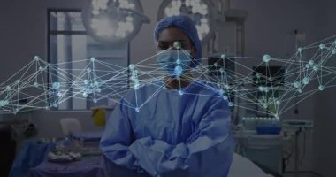 Kadın cerrah ameliyathaneye bakıyor, ağ haritası cerrahi veriler için gövdeye doğru kayıyor. Tıbbi, teknoloji, fütüristik, kesinlik, yenilik, sağlık, profesyonel