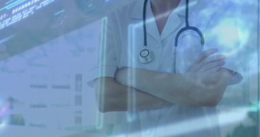 Doktor kollarını kavuştururken dijital sağlık tabloları kamerayı kaldırıyor ve güvenle gülümsüyor. Tıbbi, teknoloji, sağlık, yenilik, profesyonellik, fütüristik, veri