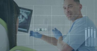 Radyografı 3 boyutlu diş ızgarası grafiği çizelgesi olarak gösteren diş hekimi, hastaya rehberlik ediyor. Sağlık, diş sağlığı, teşhis, analitik, sağlık, teknoloji, tedavi