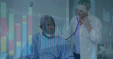 Kadın klinisyen hastaya yaklaşıyor, steteskopu çizelgelerle tutuyor, teşhisi dinliyor. Tıbbi, sağlık, tanı, izleme, profesyonellik, teknoloji, klinik