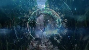 Kadın bilimadamı serada veri ikonu tıklatıyor, holografik küreyi döndürüyor çiftlik verilerini analiz ediyor. Teknoloji, yenilik, dijital, sürdürülebilirlik, araştırma, biyoloji, çevre