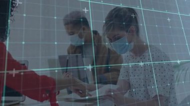 İş arkadaşları dosyaları incelerken dosya kaydırıyor ve dijital şebeke örtüşmesi başlatıyorlar. İşbirliği, takım çalışması, dijital, yenilik, profesyonel, veri, modern