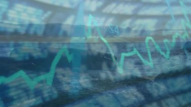 Sakin dalgalar kayalara çarpıyor. Kaydırma verileri başlıyor. Piyasa eğilimlerini gösteren deniz mavisi grafiği atıyor. Deniz kıyısı, veri görselleştirme, finansal analizler, okyanus manzarası, dijital kaplama, piyasa performansı, sakin ortam