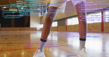 Basketbolcu, top girişinde kayma pozisyonunda. Yörünge örtüsüyle atış yapmadan önce top sürüyor. Atletizm, spor, hareket, çeviklik, eğitim, rekabet, yoğunluk