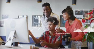 Oturan adam hareket eden fare ve ekip, analiz için evrimleşen veri örtüsü olarak işaret ediyor. İşbirliği, takım çalışması, veri görselleştirme, teknoloji, yaratıcı çalışma alanı, analitik, dijital arayüz