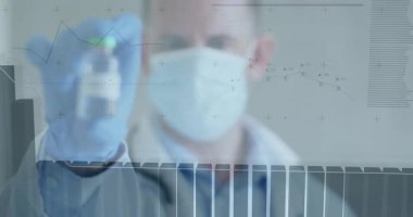 Erkek araştırmacı COVID-19 aşı şişesini sunuyor ve veri eğilimlerini gösteren bar çizelgelerini etkinleştiriyor. Bilim adamı, veri görselleştirme, laboratuvar, bilgi grafikleri, araştırma, tıbbi, teknoloji