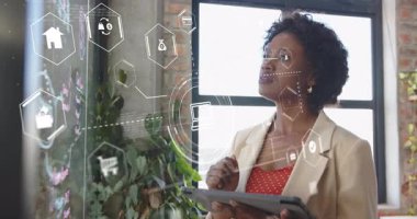 Analizci işaret parmağı kaldırıyor ve tableti tıkırdatıyor. Analiz için cam panel üzerinde finans simgeleri oluşturuyor. Gelecekçi, yenilikçi, dijital, teknoloji, girişim, profesyonel, şık