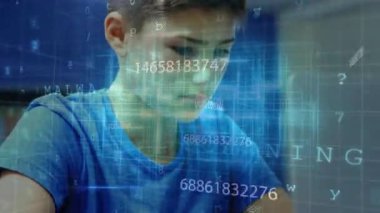 Çocuk dizüstü bilgisayarda çalışıyor, komutları yazıyor ve teknoloji için holografik zararlı yazılım uyarılarını etkinleştiriyor. Teknoloji, siber güvenlik, programlama, dijital kaos, fütüristik, yenilik, konsantrasyon