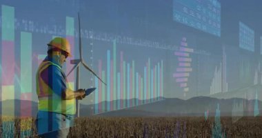 Bakım mühendisi tablet tıkırdatma ekran görüntüleme şeffaf rüzgar veri tabloları kayıyor. Yenilenebilir, sürdürülebilirlik, teknoloji, yenilik, otomasyon, analitik, sanayi