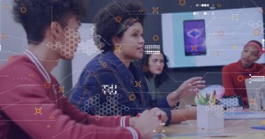 Hoparlörde dönen renk çemberinde, tasarım ekibi uygulama modellemesi yaparken kalem ve çizim pedleri kullanıyor. İşbirliği, yaratıcılık, beyin fırtınası, yenilik, takım çalışması, modern, canlı