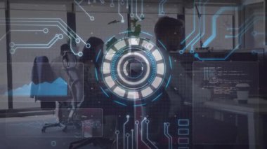 Teknik ekip analiz için veri arayüzünü başlatıyor. Devre hatlarının taranmasını ve çizelgelerin yükselmesini izliyor. Teknoloji, yenilik, işbirliği, dijital, modern, profesyonel, fütürist