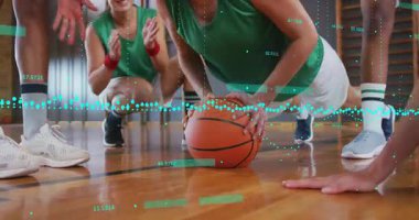 Basketbola kayan ve sahayı zorlayan bayan sporcu takım arkadaşları forma girmek için alkışlıyor. Atletizm, takım çalışması, motivasyon, fitness, antrenman, atletizm, spor