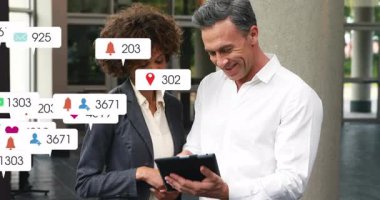 Profesyonel ikilik tıklama tableti, sosyal medya analitikleri bildirim simgeleriyle açılıyor. İşbirliği, dijital, analitik, kurumsal, teknoloji, iletişim, veri görselleştirme