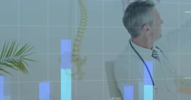 Doktor, yükselen çubuk çizelgelerini takip ediyor ve sağlık verilerini ön plana çıkaran dünya haritası üzerinde hareket ediyor. Tıbbi, analiz, veri, sağlık, mesleki, tanı, araştırma