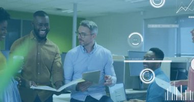 İşletme bürosundaki müdür tableti tıkırdatıyor. Kahve içildiğine dair raporları grafik olarak gösteriyor. İşbirliği, takım çalışması, veri analizi, dijital arayüz, profesyonel çevre, kurumsal kültür, üretkenlik