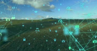 Neon deniz mavisi çizgileri beliriyor, titreşime bağlanıyor ve çimenli ovanın üzerinden veri akışını gösteriyor. Teknoloji, dijital, fütüristik, bağlantı, yenilik, veri, siber alan