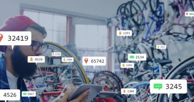 Teknisyen tıkırtı tableti bisiklet takımlarını ayarlarken veri baloncuklarını gösteriyor ve dükkan ölçümlerini takip ediyor. Teknoloji, bakım, müşteri hizmetleri, sanayi, işbirliği, yenilik, modern