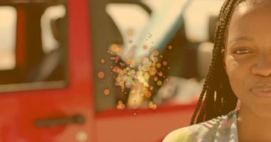 Sahilde kırmızı SUV 'nin yanında duran ve gün ışığının kıvılcımlar saçarak seyahat reklamlarını yükselten bir kadın. Macera, eğlence, canlılık, açık hava, yaşam tarzı, dijital sanat, gençlik