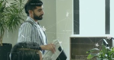 Ofis çalışanı çantasıyla geliyor ve bilgisayarını açıyor. Profesyonel, işbirliği, çalışma alanı, modern, üretkenlik, minimalist, iş