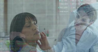 Şebeke ve dalgalar kulak ölçülerini güncellerken doktor otoskobu klinikte hasta kulağına doğru hareket ettiriyor. Tıbbi, tanı, teknoloji, sağlık, yenilik, analiz, danışma