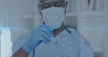 Hemşire şırıngayı şişeye sokuyor, ilaç alıyor ve dozajı animasyon çizelgeleriyle kontrol ediyor. Tıbbi, sağlık, profesyonel, hassas, bilim, yenilik, klinik