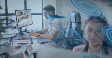 Teknoloji ofisinde yazışan, holografik UI gösteren ve odak noktasını gösteren bir iş arkadaşı. Teknoloji, işbirliği, yenilik, modernlik, dijital, çalışma alanı, profesyonel