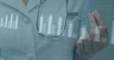 Baro çizelgesini başlatmak için kadın doktor sürgülü rozet klipsi ve gülümserken ECG dalga boyu görüntüleme. Tıbbi, sağlık, tanı, profesyonel, modern, klinik, bilimsel