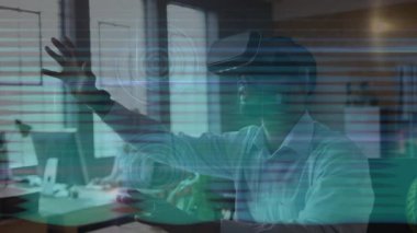 Adam VR kulaklığı kaldırıyor ve kontrol cihazını tutuyor. Ofis navigasyonu için 3D menü katmanlarını etkinleştiriyor. Gelecekçi, yenilikçi, işbirliği, teknoloji, dijital, dalgın, iletişim