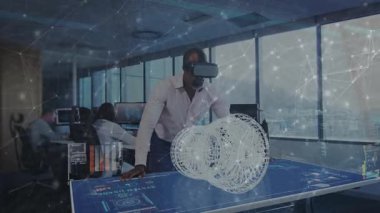 Erkek mühendis VR tablosunu etkinleştiriyor ve teknoloji için ince ayar yaparken kablo modelini döndürüyor. Sanal gerçeklik, 3D modelleme, yenilik, işbirliği, fütüristik, teknoloji, dijital çalışma alanı