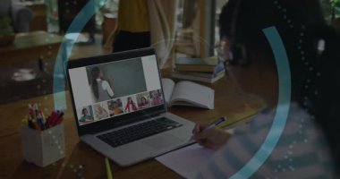 Liseli kız uzak sınıfa katılan dizüstü bilgisayarı açarken asma kilit simgesi dönen notlar alıyor. Eğitim, e-öğrenme, teknoloji, siber güvenlik, iletişim, dijital, odaklanmış