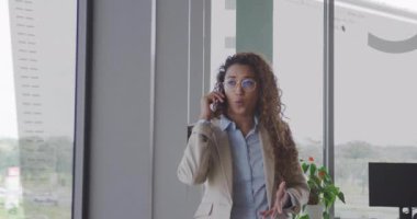 Yönetici ofis penceresinin yanında akıllı telefon çağrısı alıyor. Şaşırtıcı bir tepki veriyor. Akıllıca hareket ediyor. Profesyonel, çalışma alanı, modern, iletişim, özenli, düşünceli, ifade