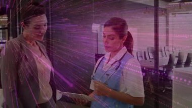 Hemşire tıkırtısı tableti, yönetici ve doktor klinikteki yıldız patlaması sırasında sohbet ediyorlar. İşbirliği, sağlık, teknoloji, profesyonellik, takım çalışması, tıbbi, tartışma