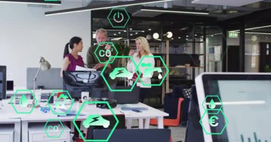 Ofisteki ekolojik ölçümleri analiz eden üç meslektaşım, altıgenlerin parlamasına neden olan klavyeye tıklayan bir kadın. İşbirliği, sürdürülebilirlik, veri görselleştirme, kurumsal, modern, profesyonel, takım çalışması