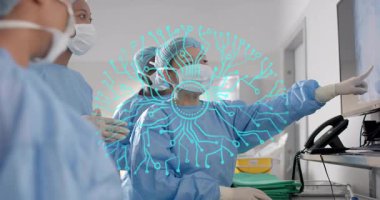 Koreli cerrah hasta taraması ekranına dokunuyor. Kesin tanı analizi için yapay zeka örtüsünü etkinleştiriyor. Tıbbi, cerrahi, tanı, teknoloji, klinik, takım çalışması, hastane